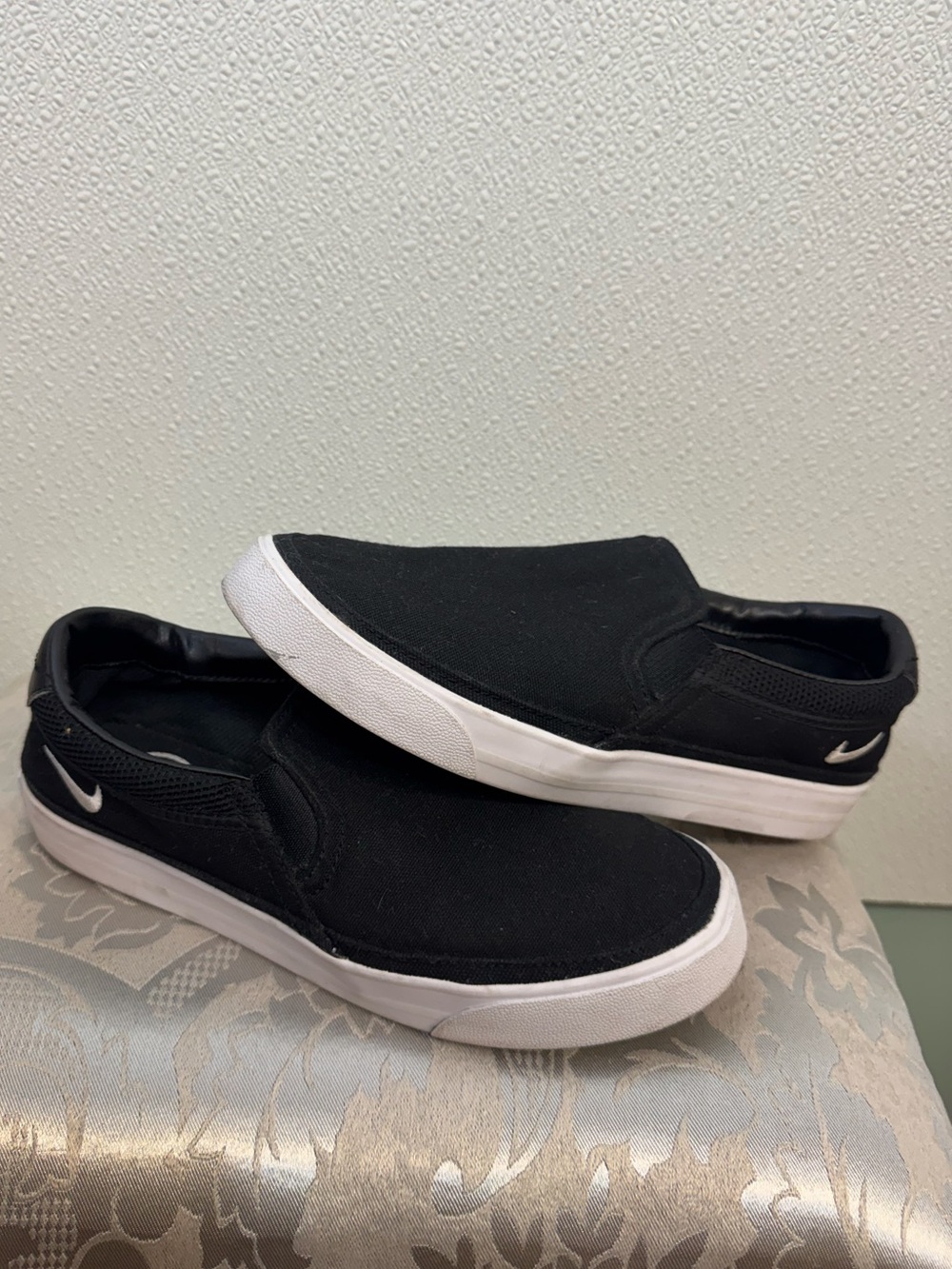 Nike women's Court Legacy Black Slip-On Sneakers Sz 7 (E-47)